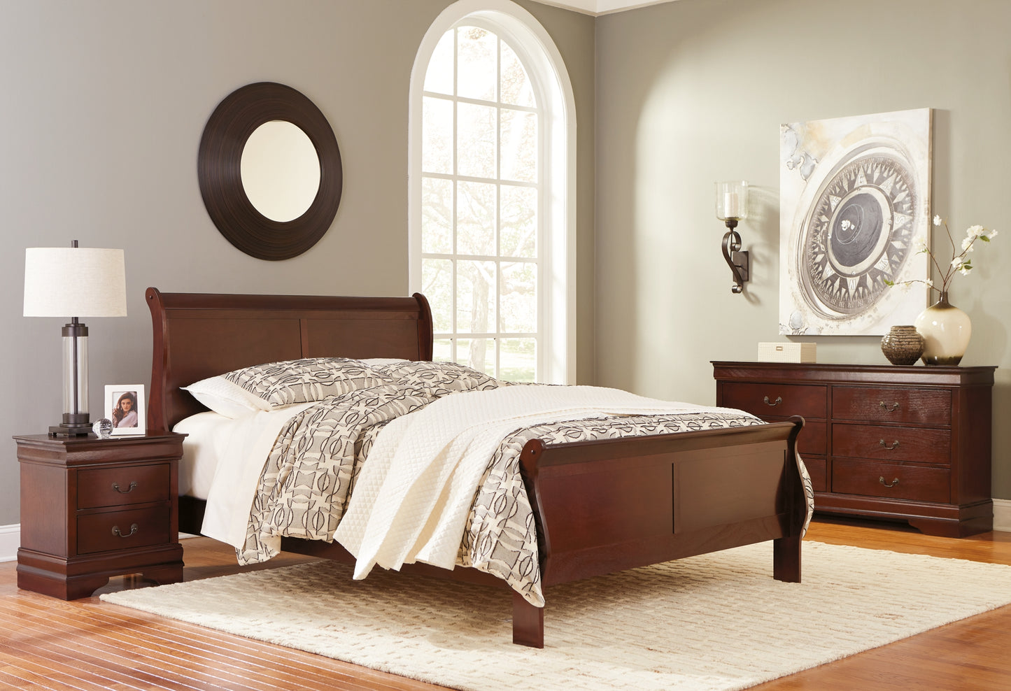 Alisdair Queen Sleigh Bed with Mirrored Dresser and Chest